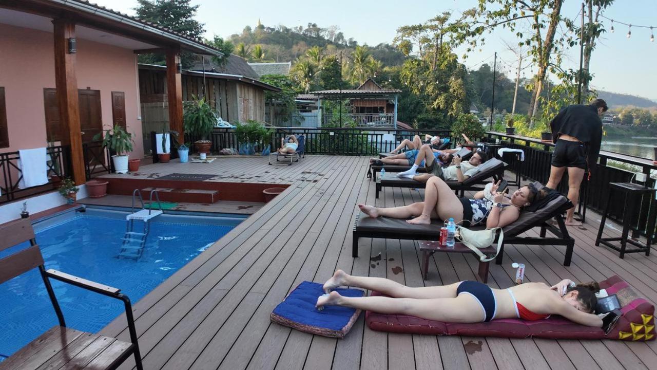 Funny Riverside Backpackers 루앙프라방 외부 사진