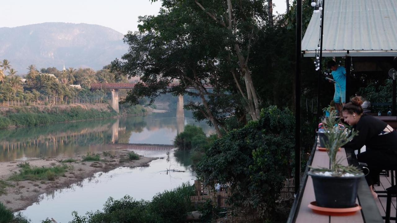 Funny Riverside Backpackers 루앙프라방 외부 사진