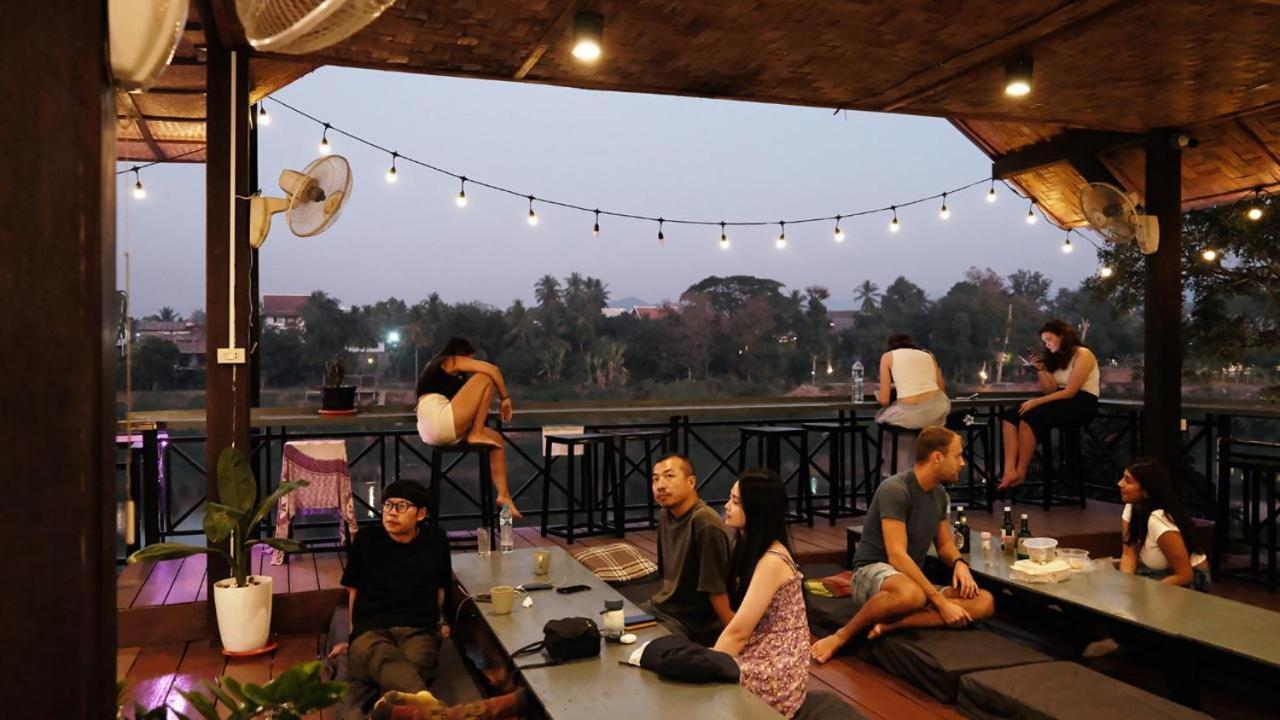 Funny Riverside Backpackers 루앙프라방 외부 사진